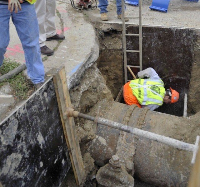 Image: Chicago residents enjoying a concert at Millennium Park